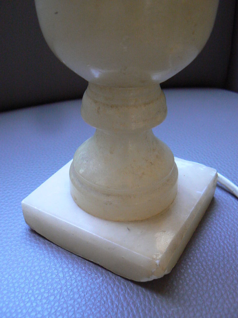 ANCIEN PIED DE LAMPE EN ALBATRE 
Décoration