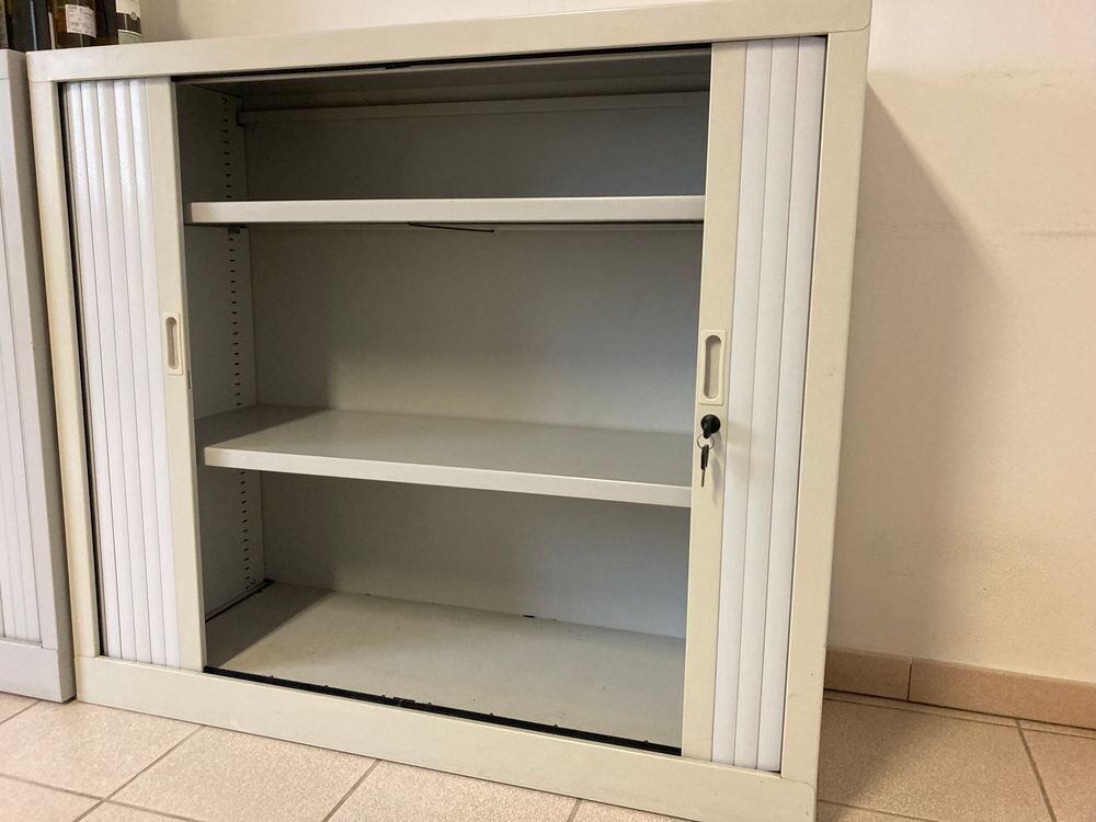 Armoire de bureau basse metalliquue
Meubles
