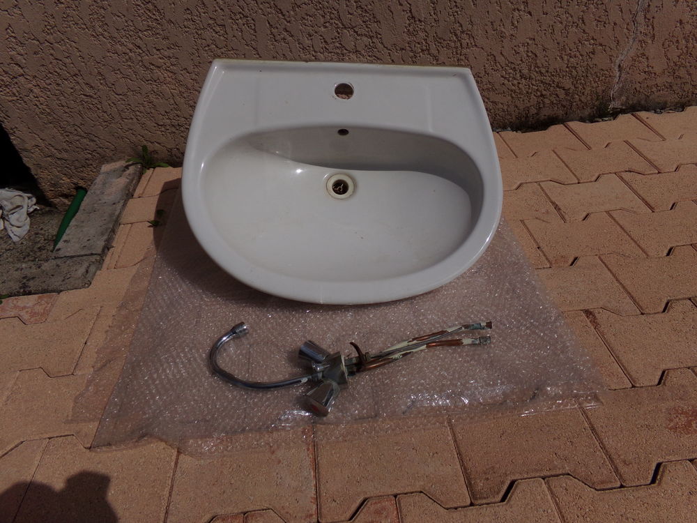 Lavabo blanc. avec robinet. Bricolage