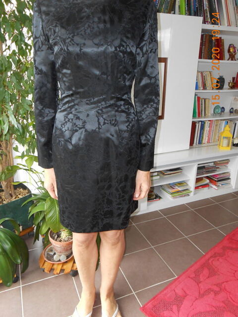 robe en velours noire d�colt�e en V dans le dos fermeture  20 Marck (62)