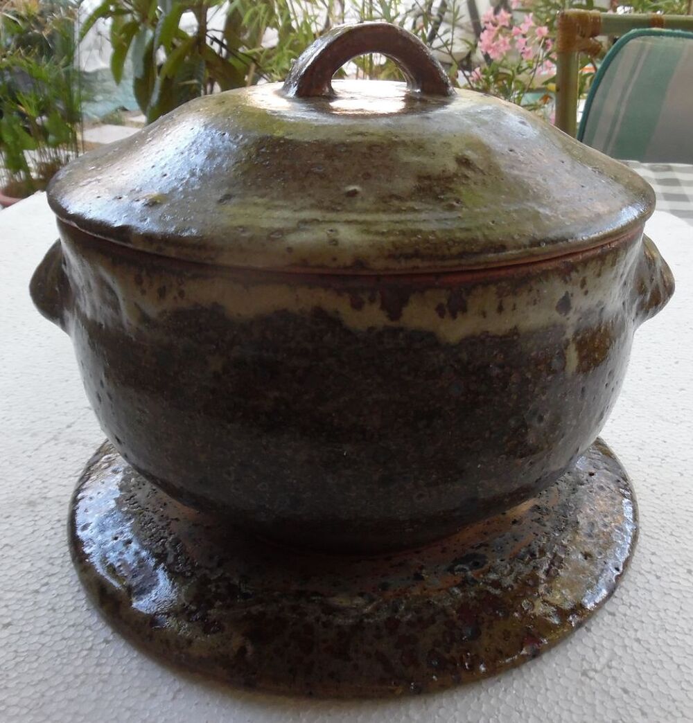 Soupi&egrave;re ancienne en gr&egrave;s sign&eacute;e mayo
H 13 cm X D 21 cm Cuisine