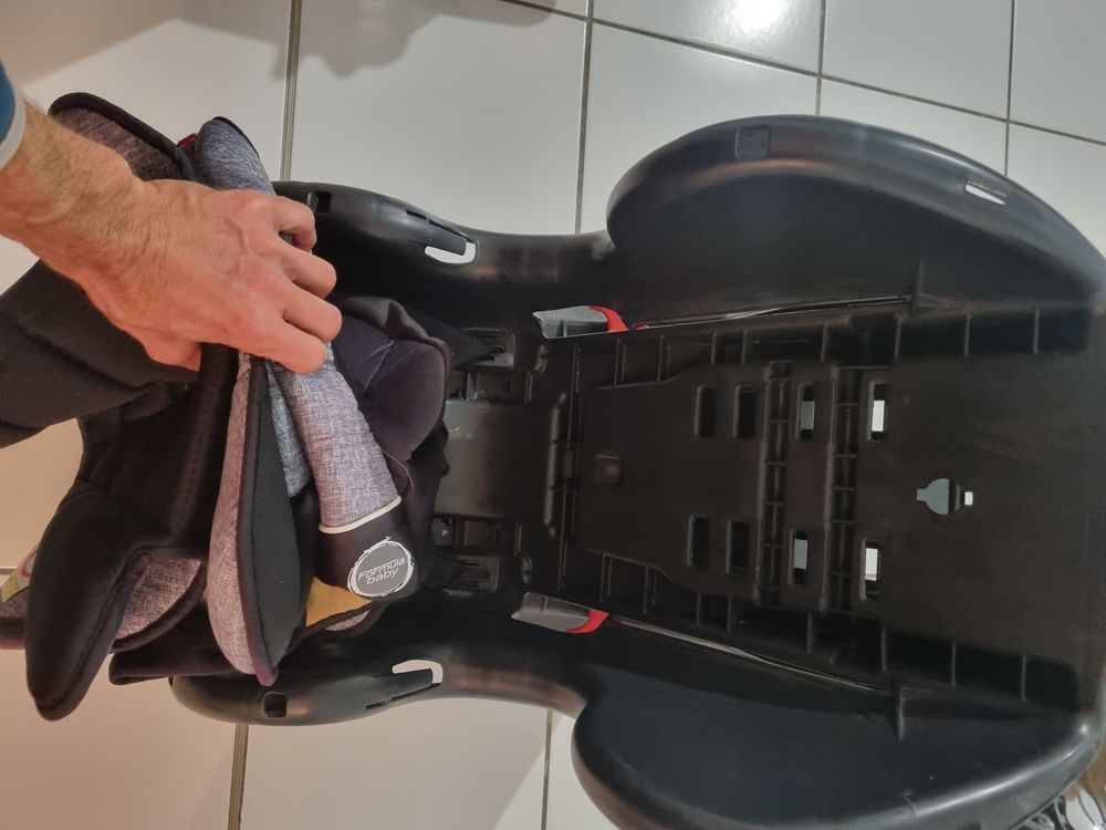 si&egrave;ge auto b&eacute;b&eacute; / enfant en tr&egrave;s bon &eacute;tat &agrave; d&eacute;battre Puériculture