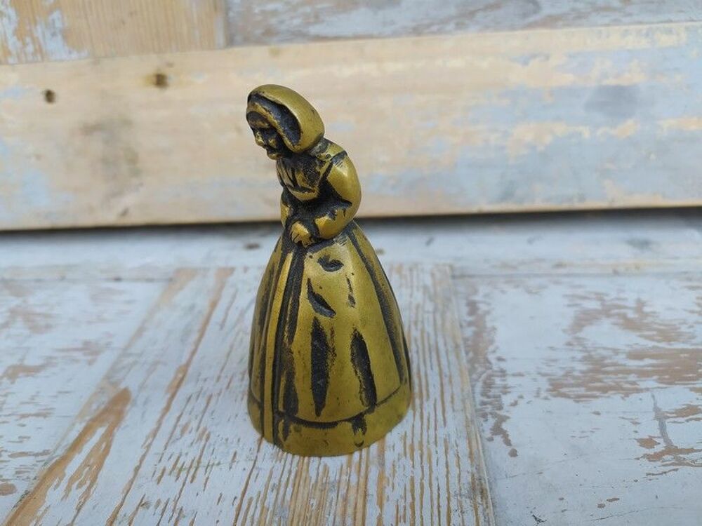 Ancienne Cloche de Table Bronze Femme &Acirc;g&eacute;e XIX&egrave;me 
Décoration
