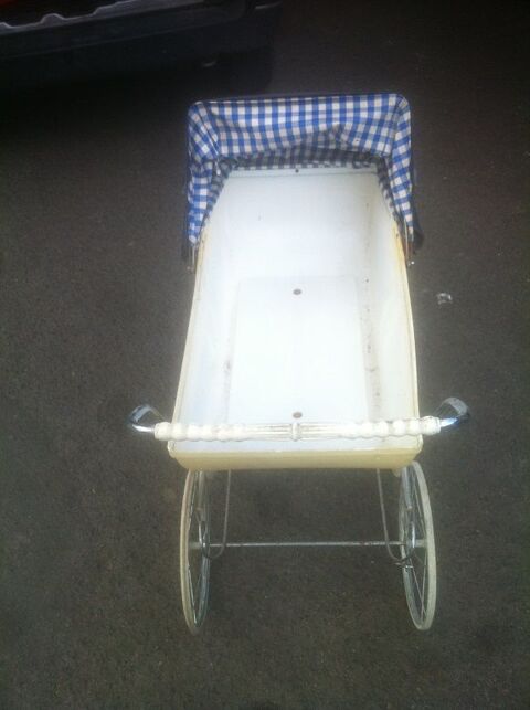landau pour poup�e an 60/70 30 Vend�me (41)