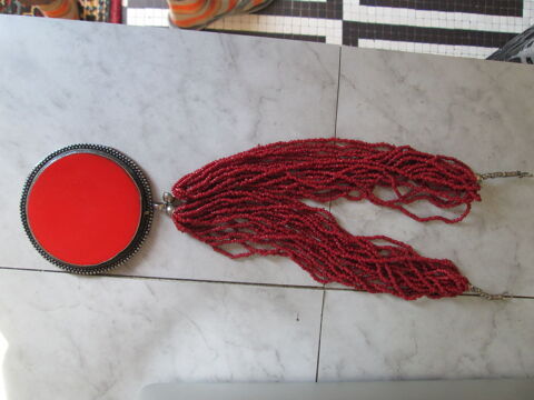 Collier disque m�tal argent� et perles rouges 10 Herblay (95)