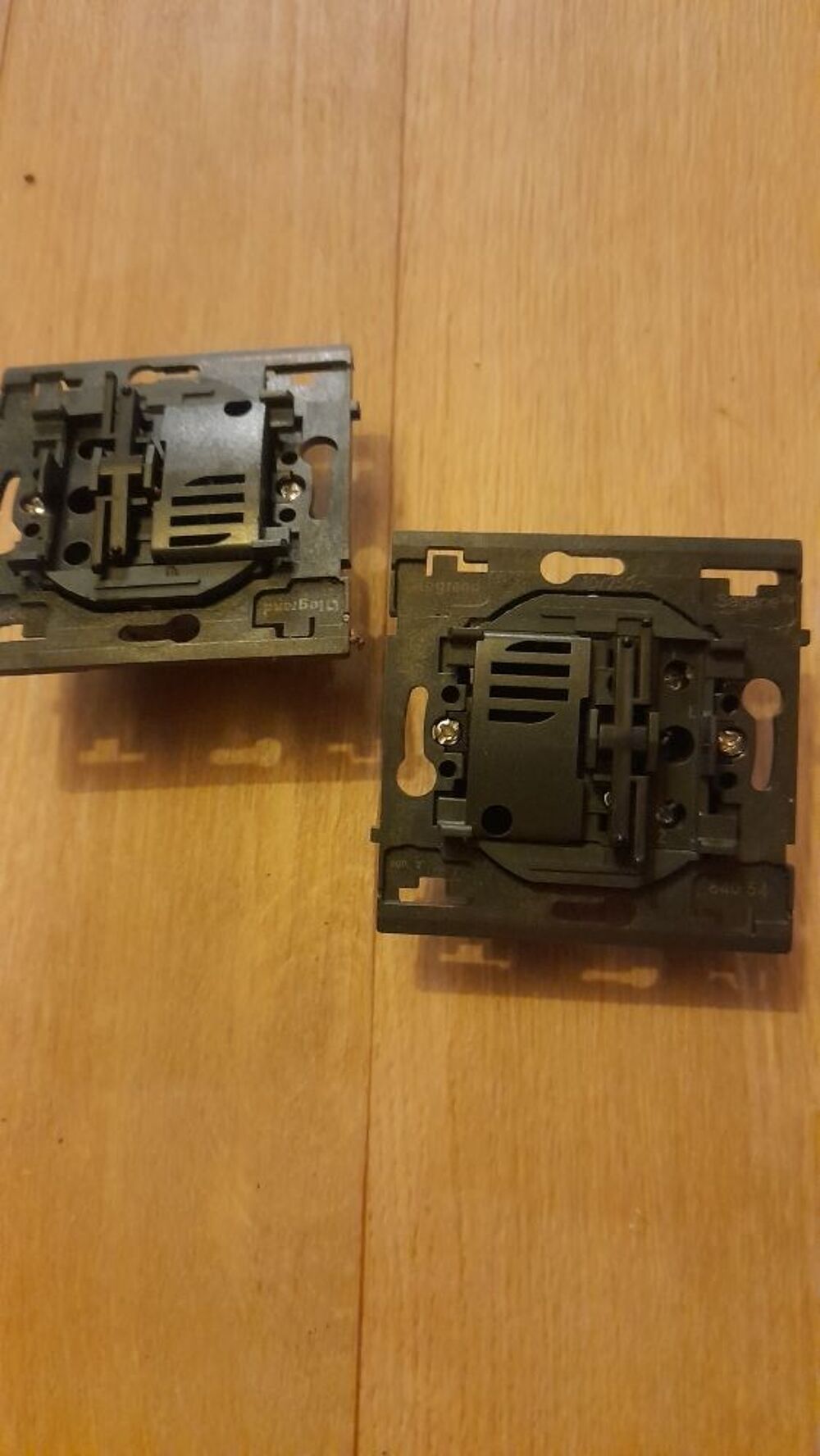 2 mecanismes poussoir legrand sagane neufs Bricolage