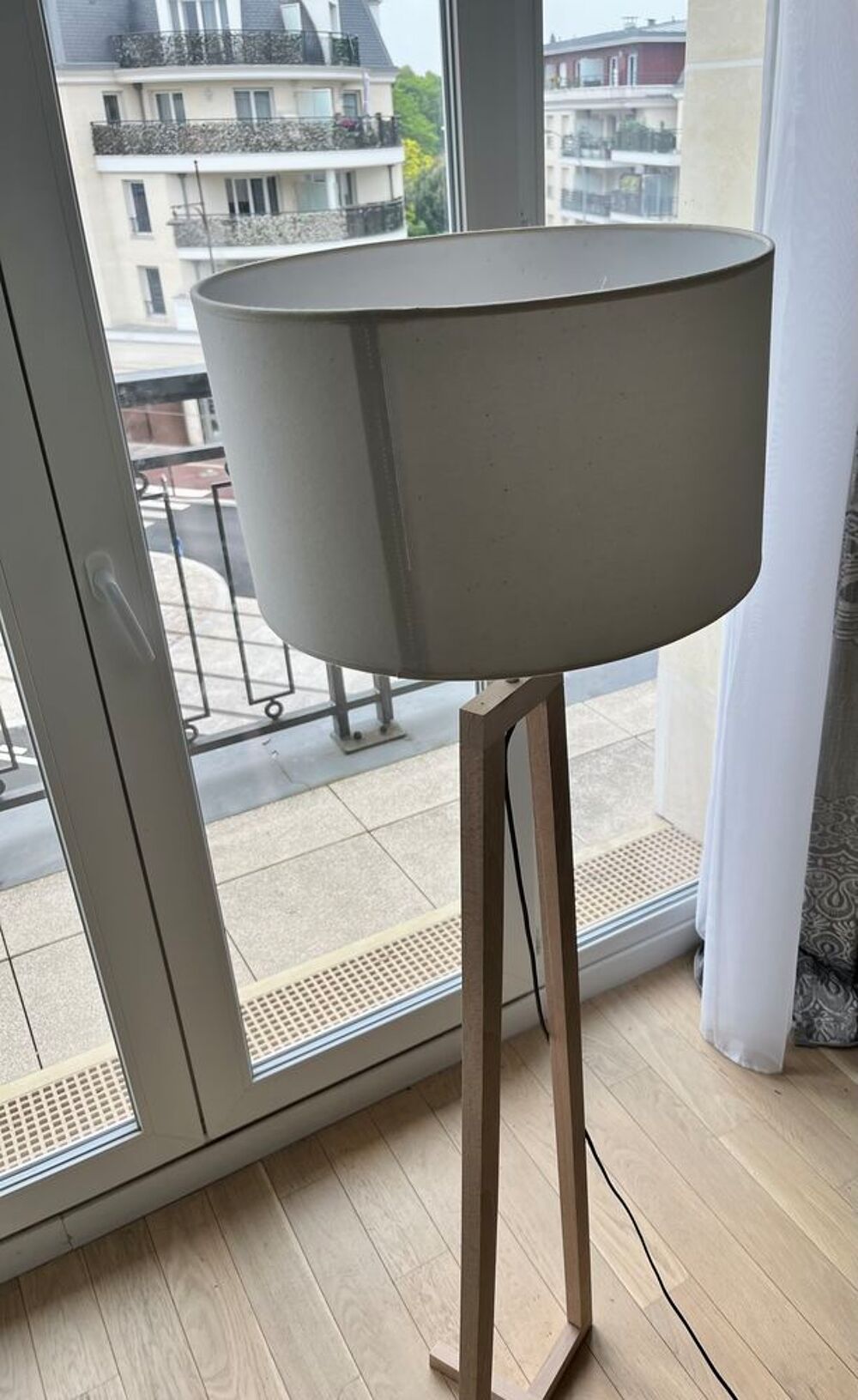 Lampadaire bois et abat jour blanc Dcoration