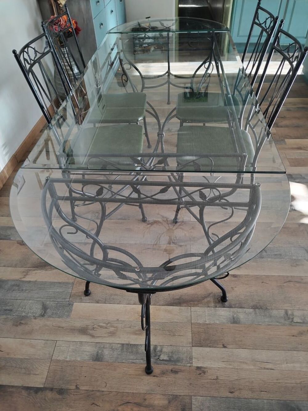 Table &agrave; manger en verre et fer forg&eacute; plus deux consoles et . Meubles