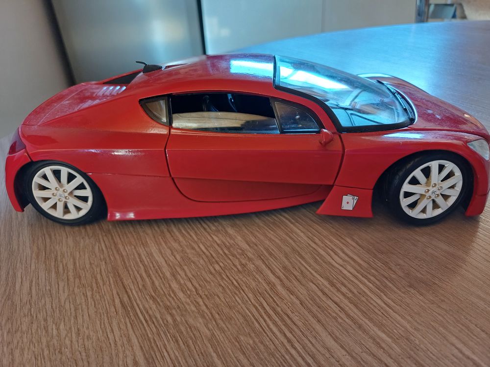 Peugeot RC marque Solido 1/18eme en metal 