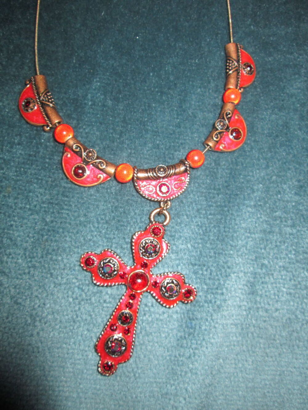 Collier pendentif croix &eacute;mail et strass rouge Bijoux et montres