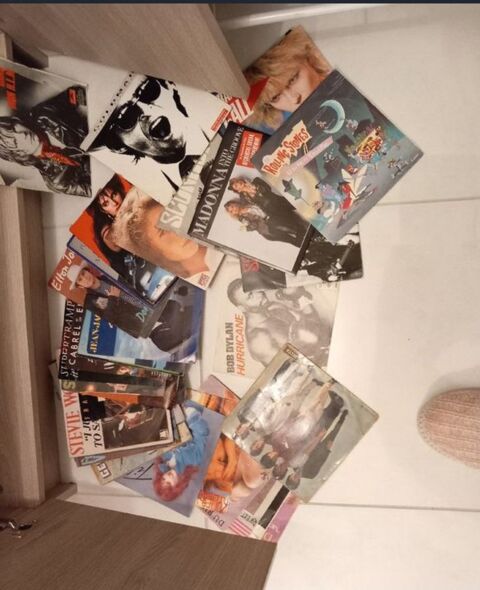 lot de 45 tours fran�ais et anglais tous genre.... 100 Narbonne (11)