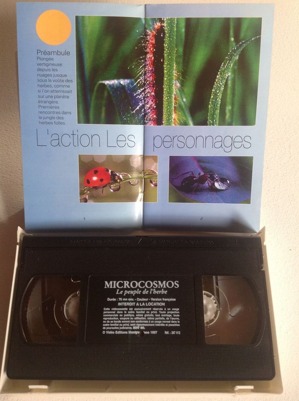 MICROCOSMOS AVEC LIVRET D'ACCOMPAGNEMENT K7 VID&Eacute;O Envoi Poss DVD et blu-ray