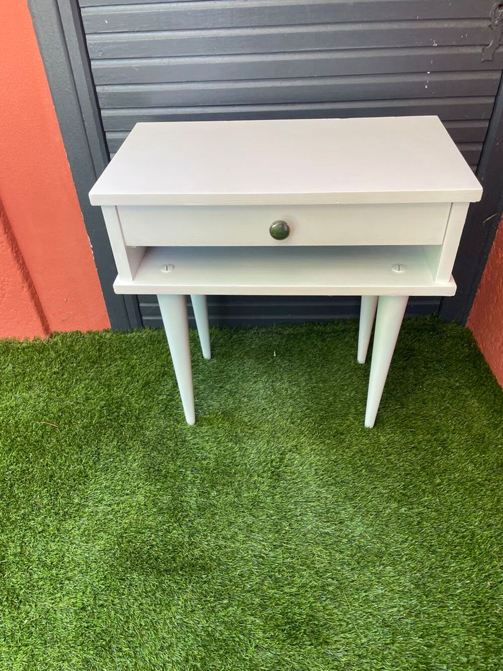 Chevet vintage d&eacute;cap&eacute; et peint en blanc Meubles