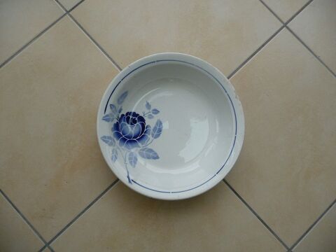 Plat creux rond vintage motif rose bleue St Amand 15 Celles-sur-Belle (79)