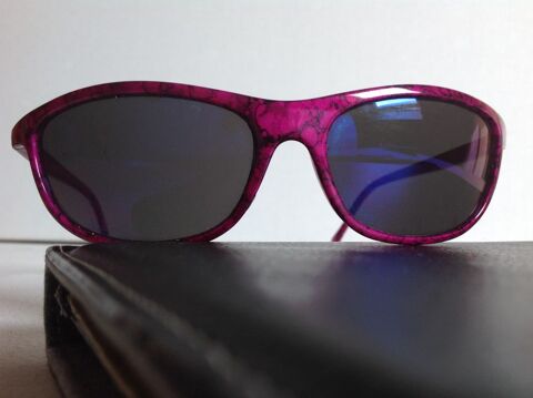 LUNETTES DE SOLEIL ROUGE VERRES BLEUS Envoi Possible 5 Tr�gunc (29)