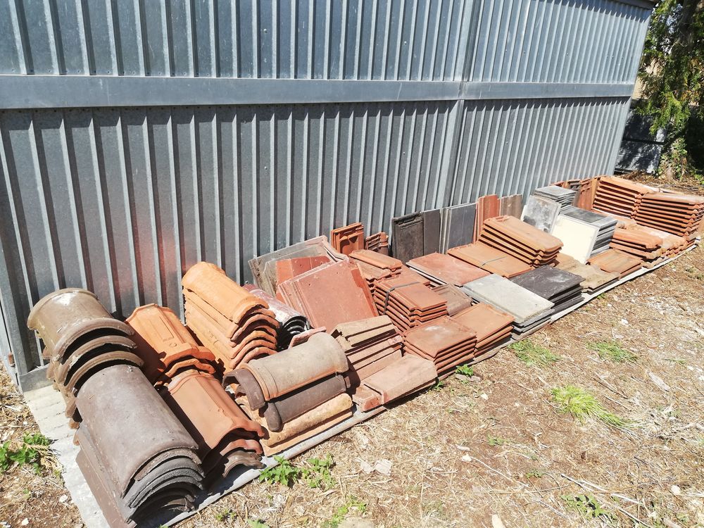 Lot de tuiles et autre pour toiture. Bricolage