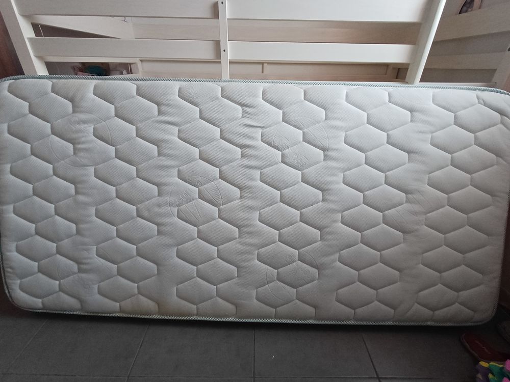 Lit sur&eacute;lev&eacute; blanc + matelas Mobilier enfants