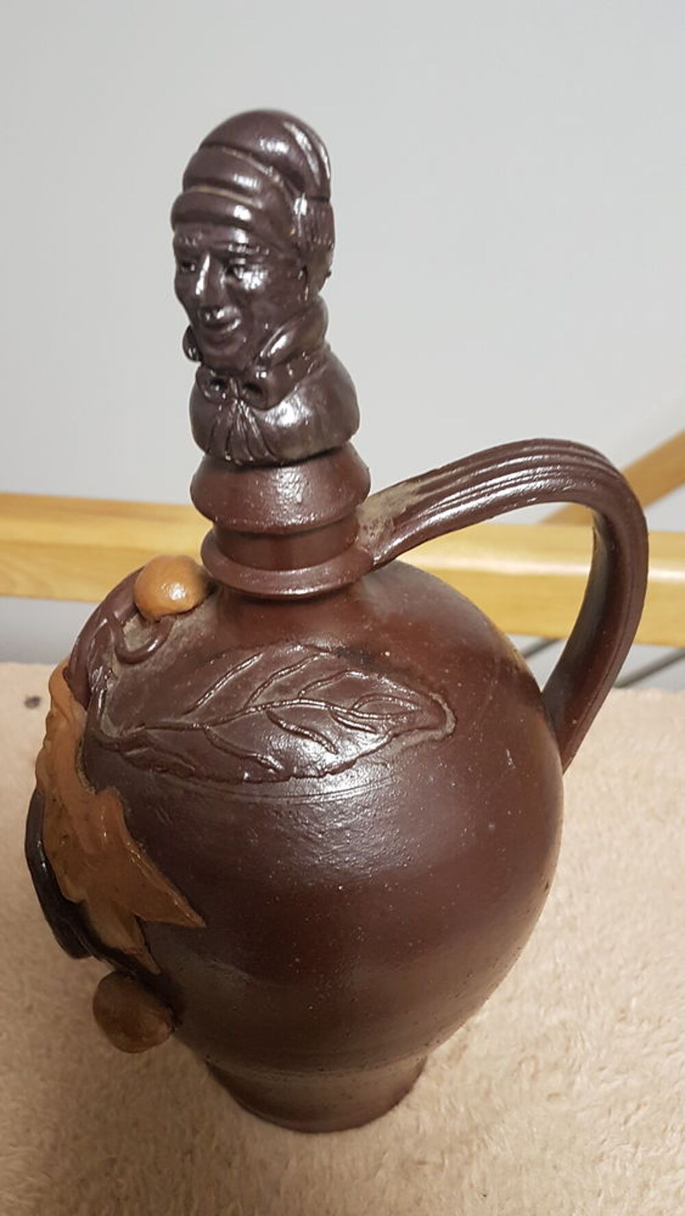 Jolie bouteille en terre cuite peinte Décoration