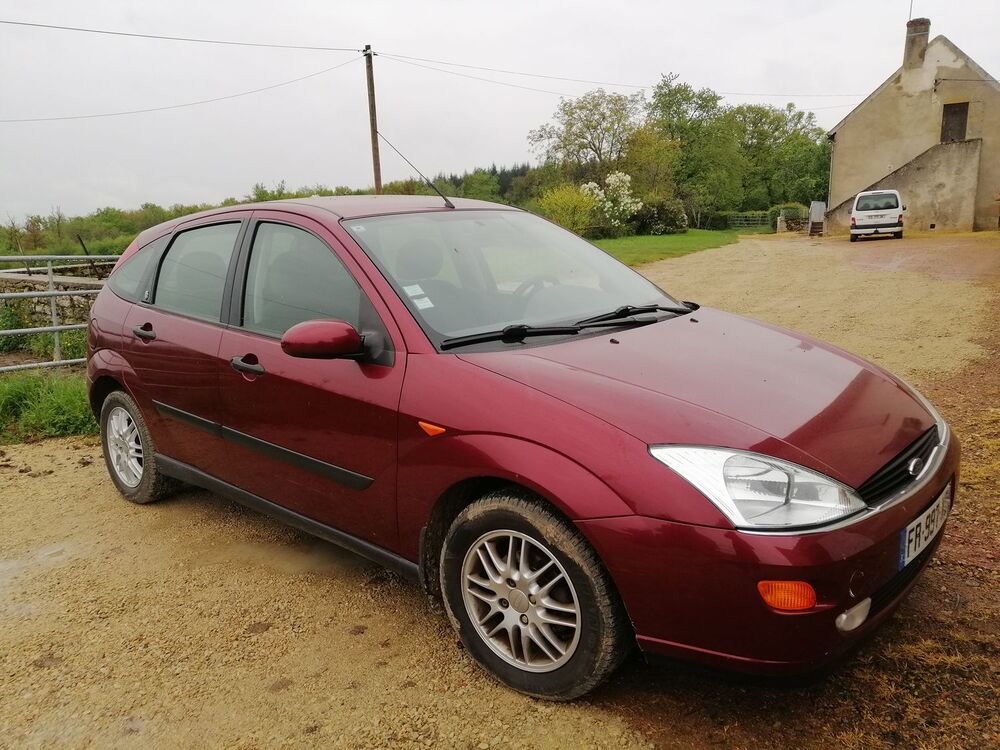 Focus 1.6i Ghia 2001 occasion 71420 G&eacute;nelard