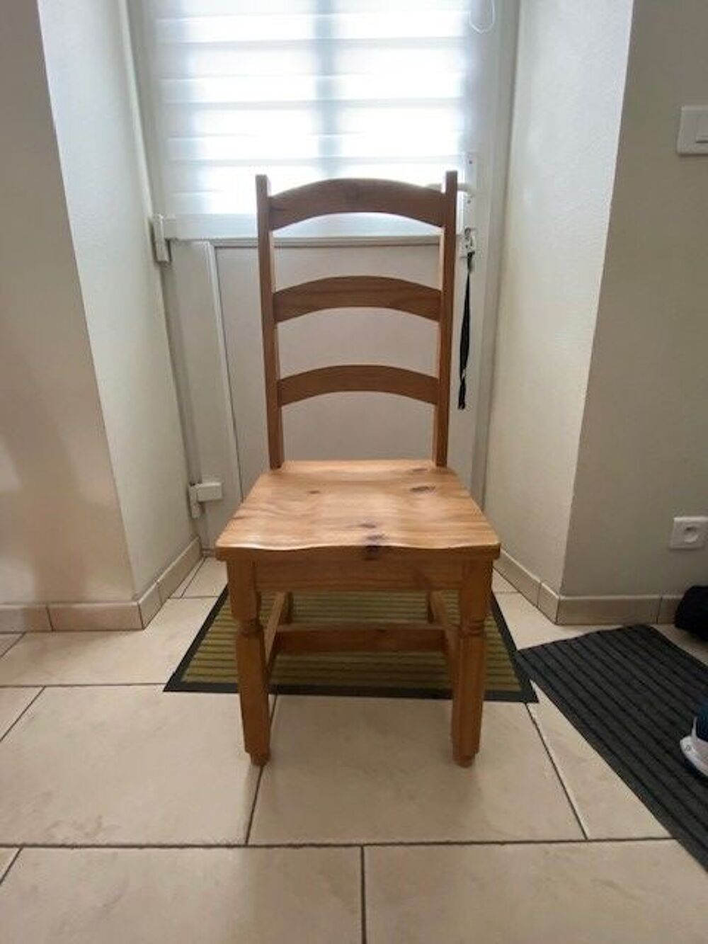 lot: table + 6 chaises en bois Meubles