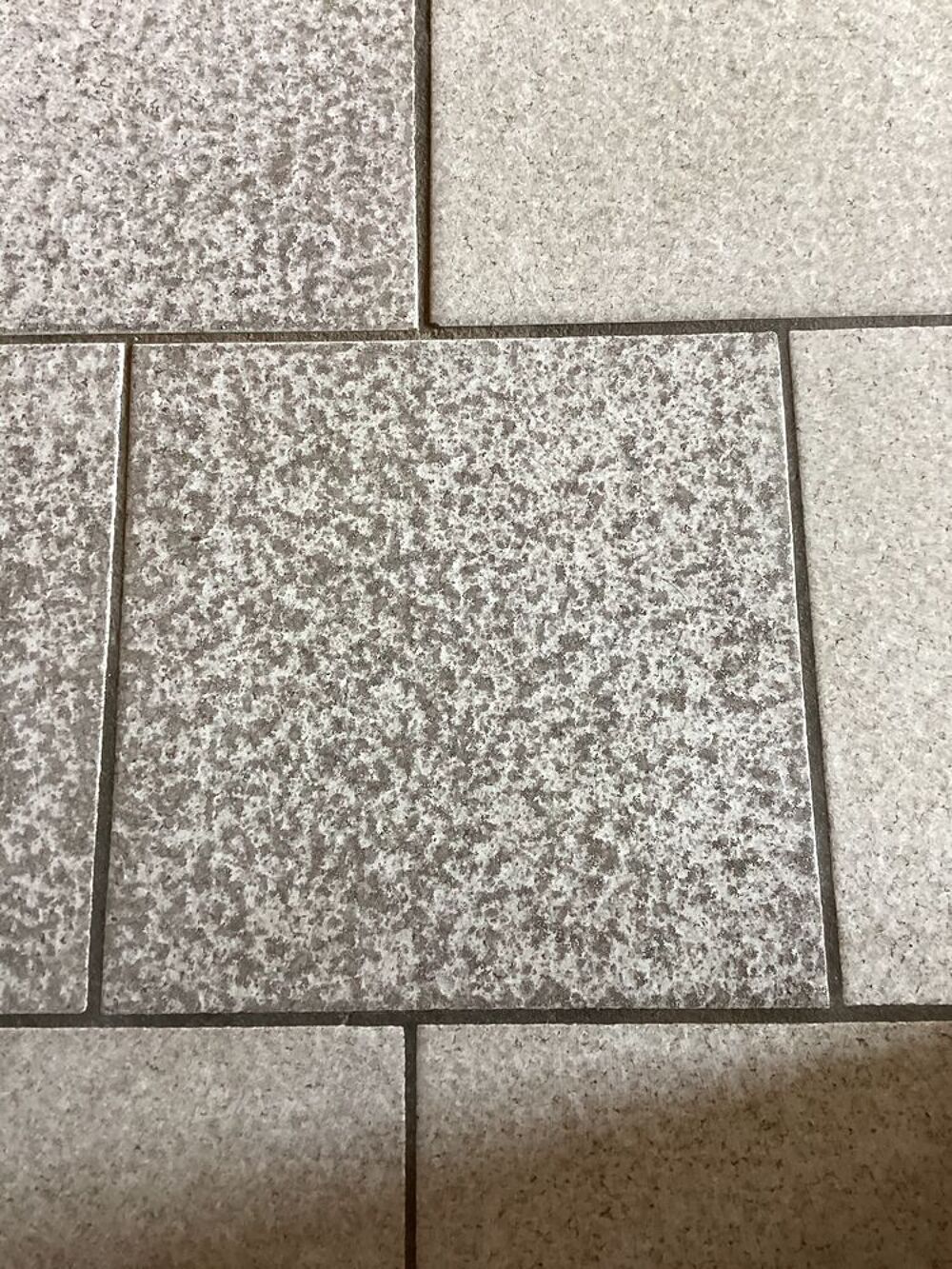 Carrelage ann&eacute;es 80/90 gris aspect granit Bricolage