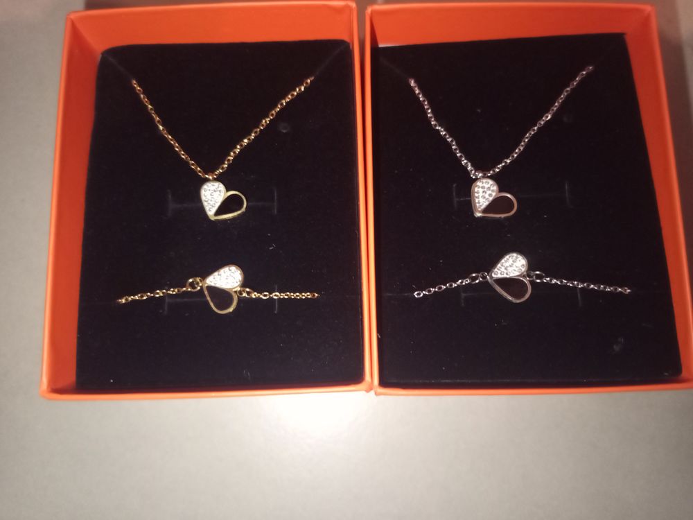 Coffret en parure en acier inoxydable 
Bracelets + Boucles 
Bijoux et montres