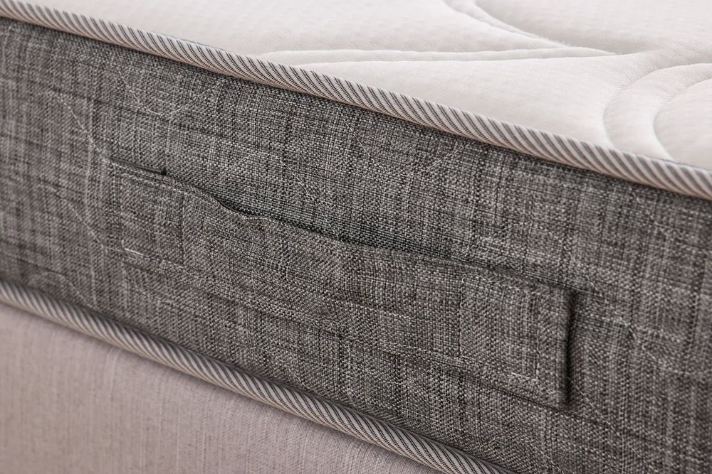 Sommier tapissier "THIRIEZ" neuf de 140 X 200, avec pieds Meubles