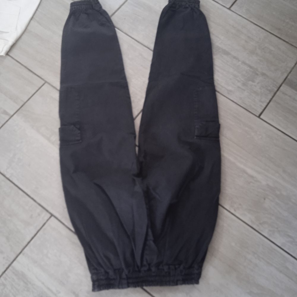 Pantalon toile noir marque pull &amp; Bear T 36 97% cont et 3% e Vêtements