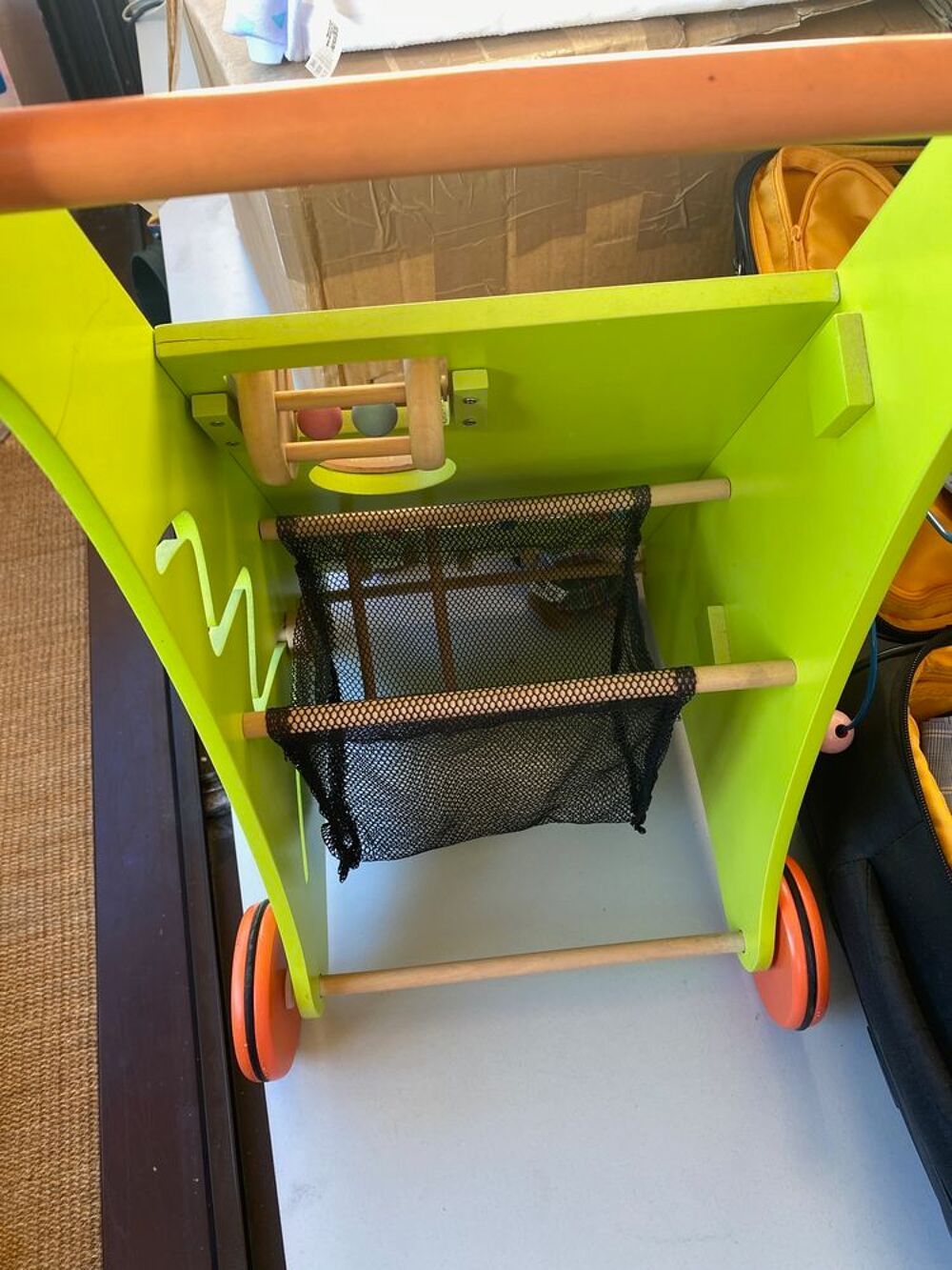 Trotteur / marcheur / pousseur en bois, id&eacute;al pour aider les Pu�riculture