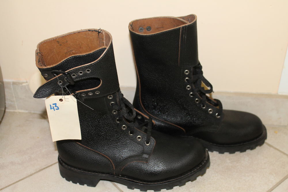 UNE PAIRE DE RANGERS HOMME T:43.MODELE DE L'ARMEE FR. Chaussures
