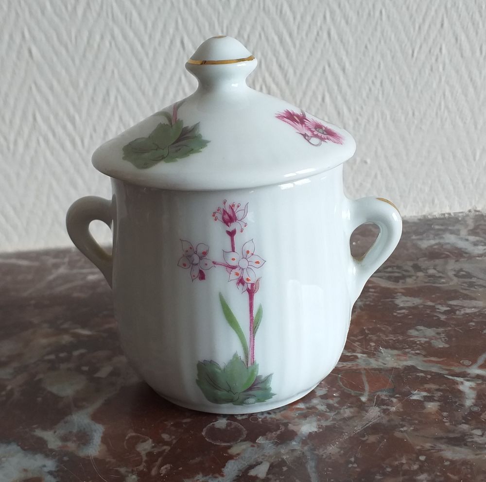 Petit pot couvert avec anses, haute porcelaine du Berry L lourioux Décoration