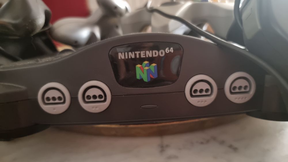 Nintendo 64, 4 manettes C&acirc;bles, 8 jeux inclus Jeux / jouets