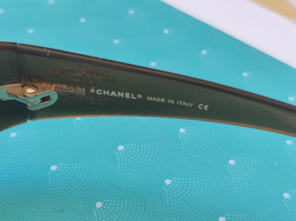 Magnifique paire de lunettes Vintage 
Chanel avec strass 