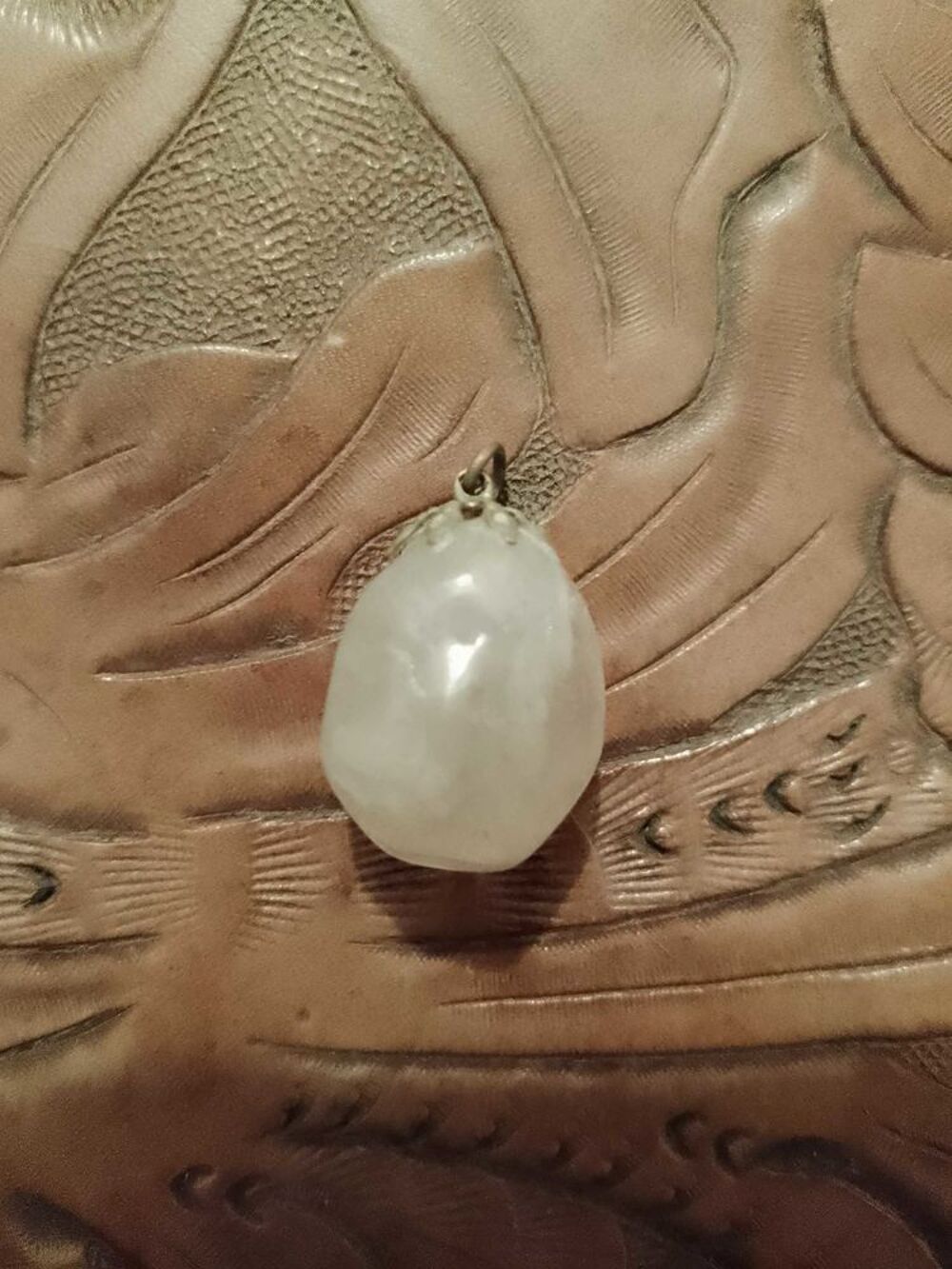 pendentif en Quartz rose clair sur m&eacute;tal dor&eacute; vintage ann&eacute;es 90. Bijoux et montres