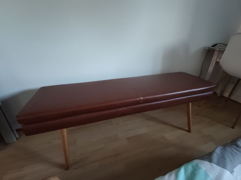 banc " Nicolas " en cuir marron de chez Home 24 Meubles