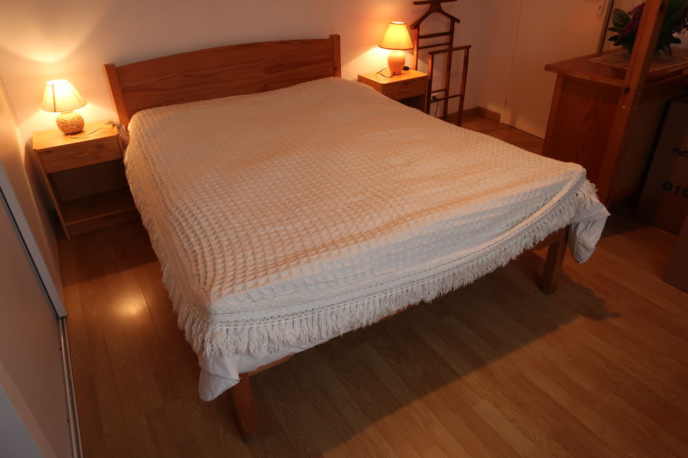 DESSUS DE LIT LAINE Meubles