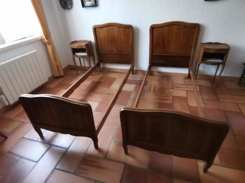 Lits jumeaux, leurs tables de nuit et leurs matelas neufs Meubles