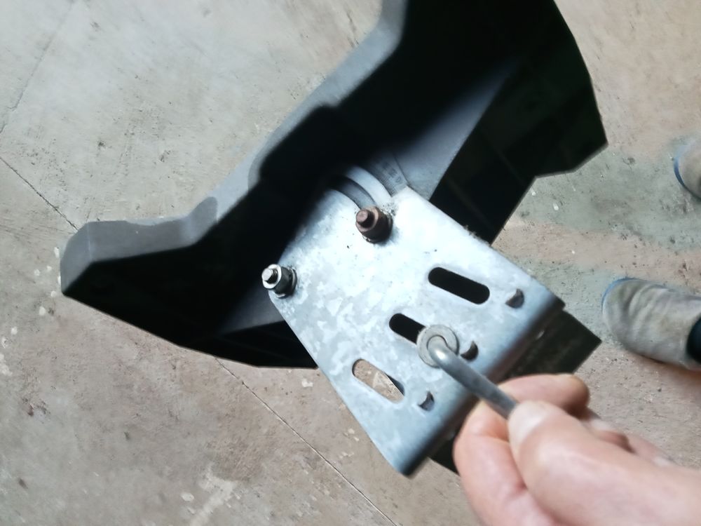 Fixation pour antenne parabolique Bricolage