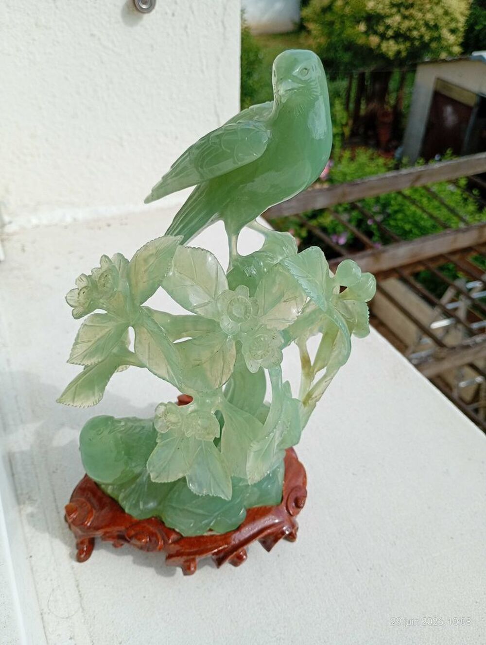 oiseaux sur sa branche d'arbre en jade sculpt&eacute; 