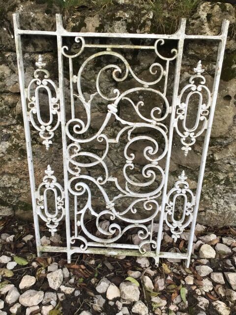 1 grille/ rambarde/balcon /anciennes en fonte blanche. 
Tournan (32)