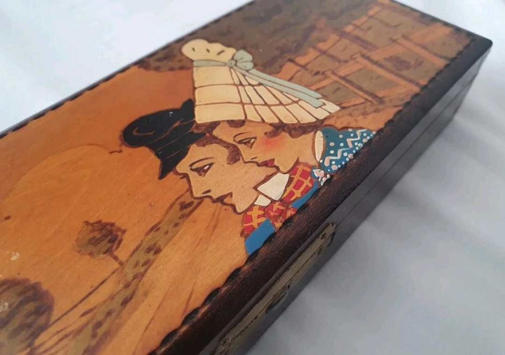 plumier en bois art d&eacute;co, sign&eacute; Décoration