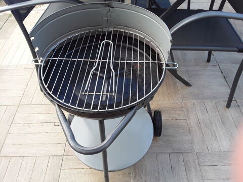 Petit barbecue sur roulettes très pratique  45 La Rochelle (17)