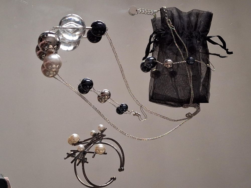 Parure neuve en perles nacr&eacute;es-argent&eacute;es-bleu nuit iris&eacute; Bijoux et montres