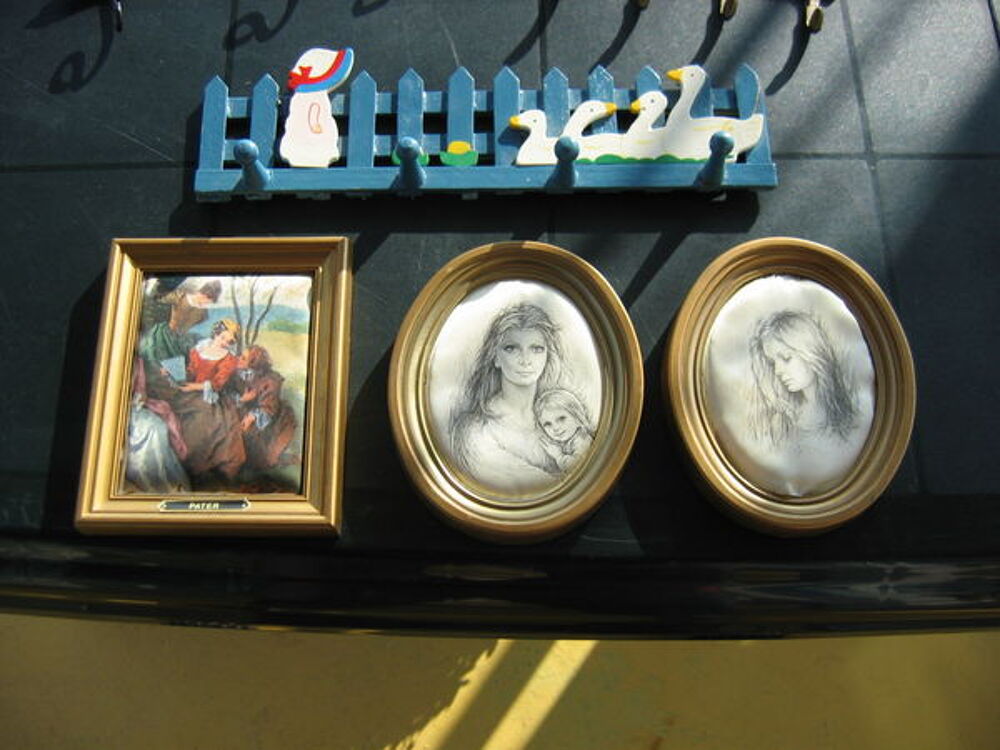 3 accroche-cl&eacute;s et 3 petits cadres portraits femmes Décoration