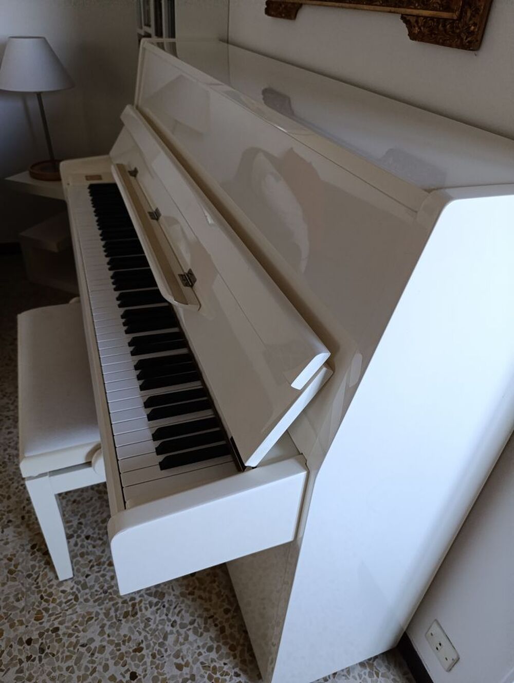 Tr&egrave;s beau piano droit blanc Instruments de musique
