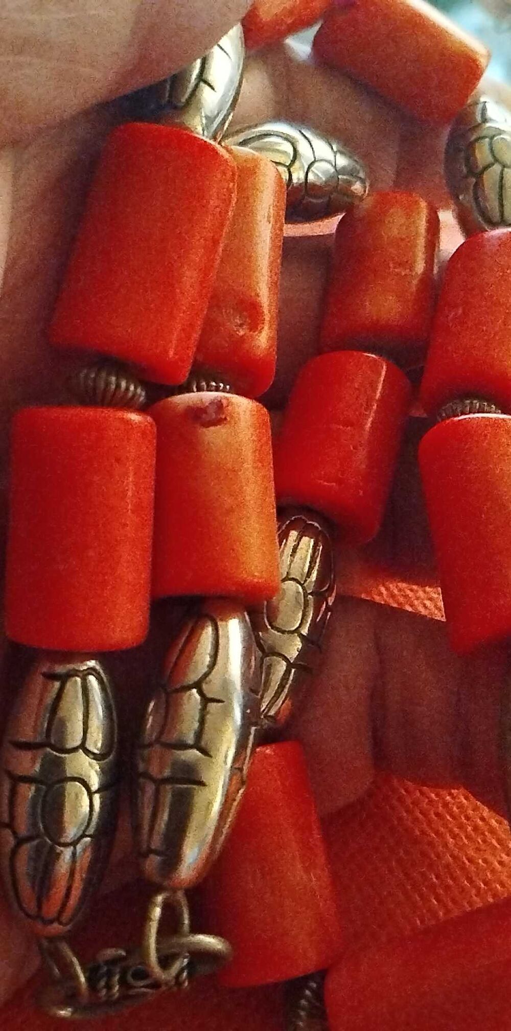 prestigieux collier &eacute;thique du Tibet en corail d'Asie. Bijoux et montres
