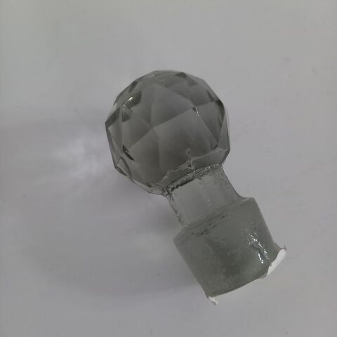 Bouchon de carafe en cristal ou verre avec des facettes, anc 3 Saumur (49)