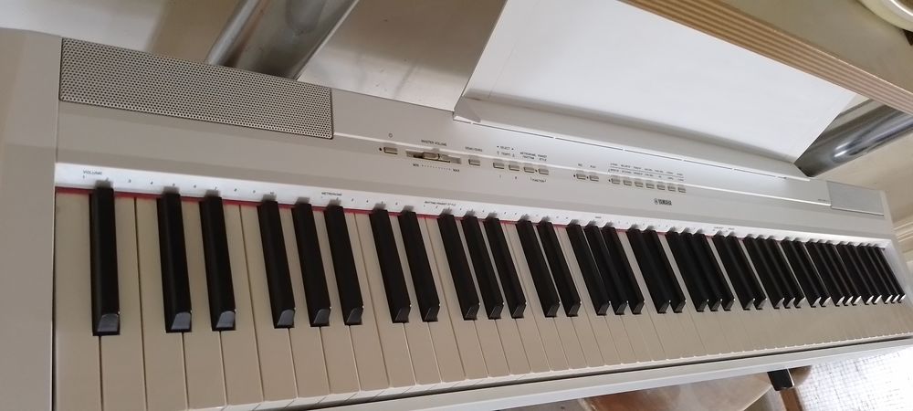 piano Yamaha + p. Sustain+ support pliant+ siege Instruments de musique