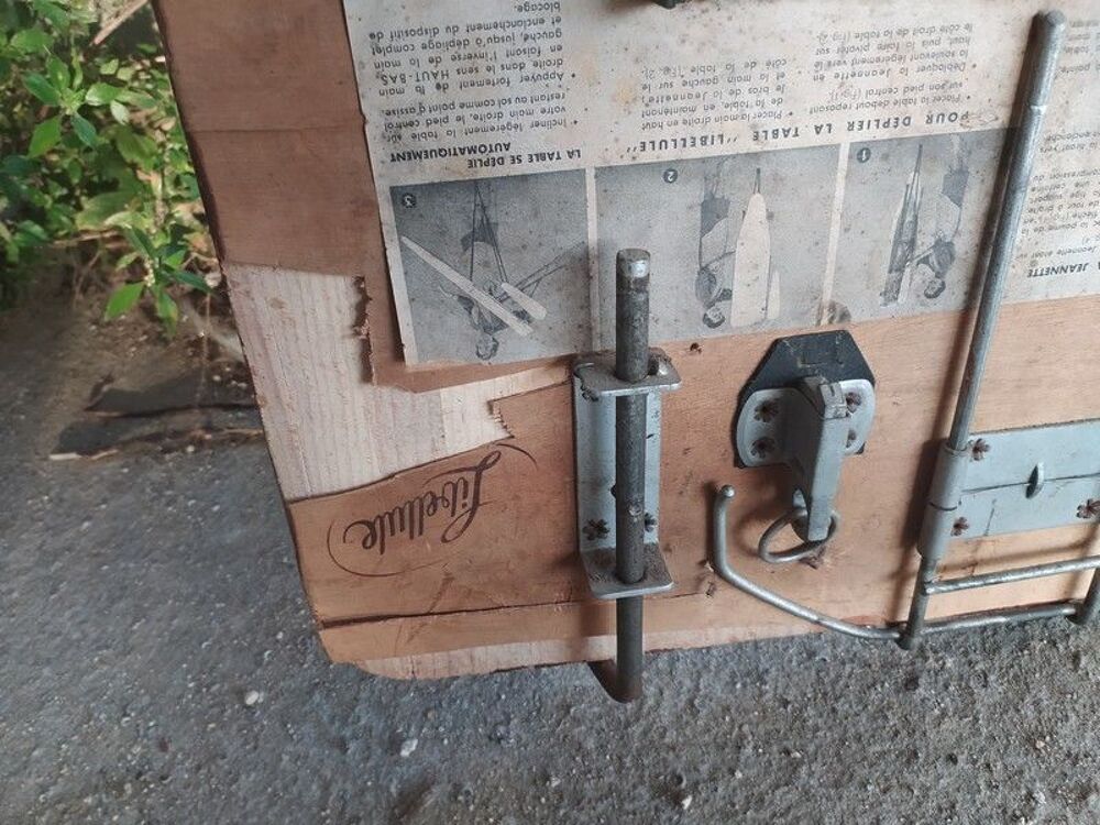 Table &agrave; Repasser Vintage Marque Libellule ann&eacute;es 60
Meubles