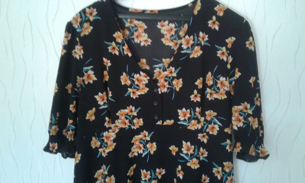 Robe d'&eacute;t&eacute; fleurie T. 44 Vêtements